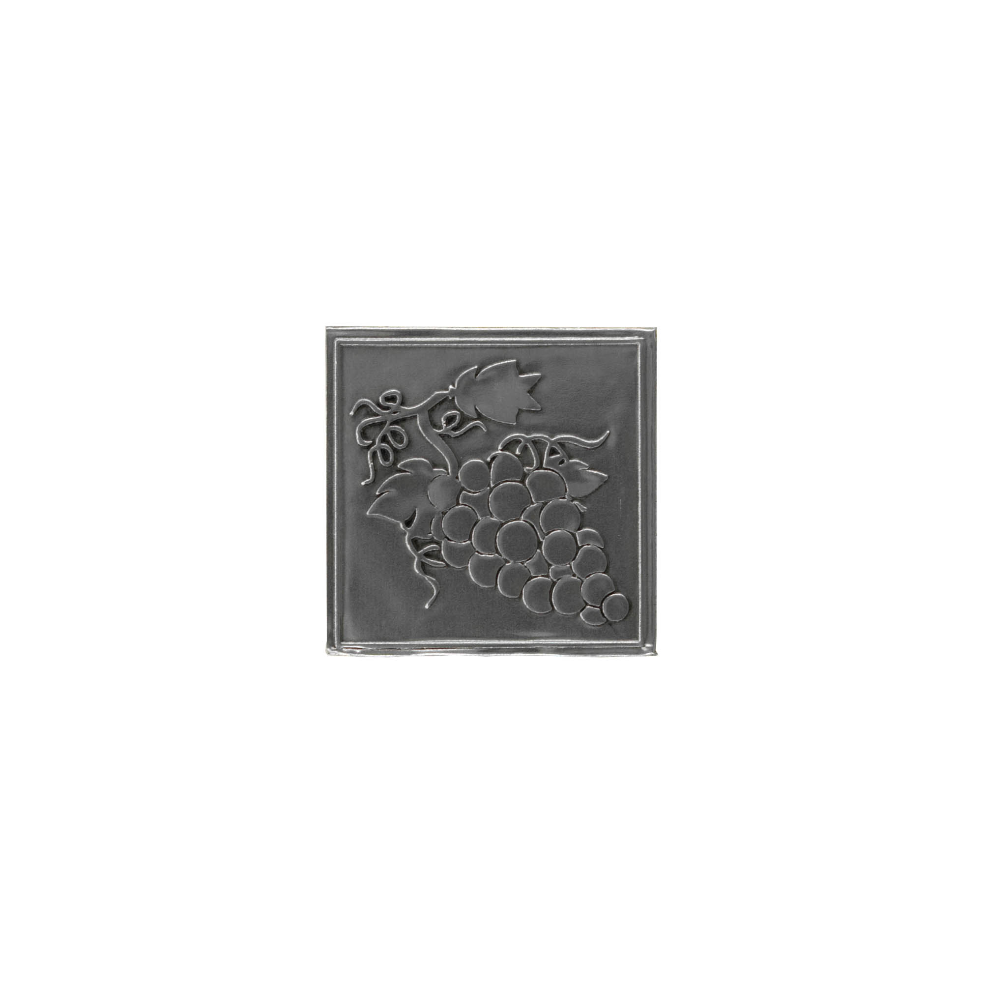 Tinlabel 'Druer', kvadratisk, metal, sølv Tinlabel 'Druer', kvadratisk, metal, sølv