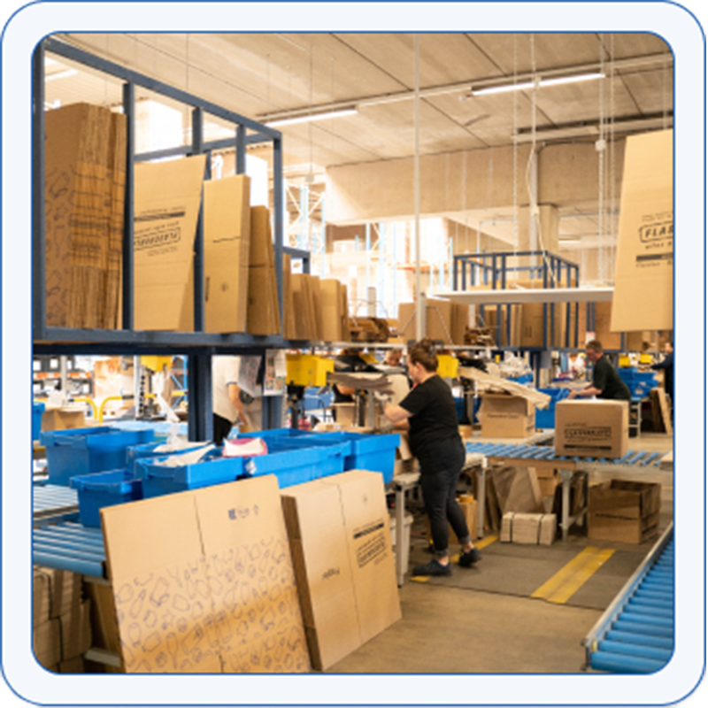 Venlig kvinde i logistikpakning af forsendelser