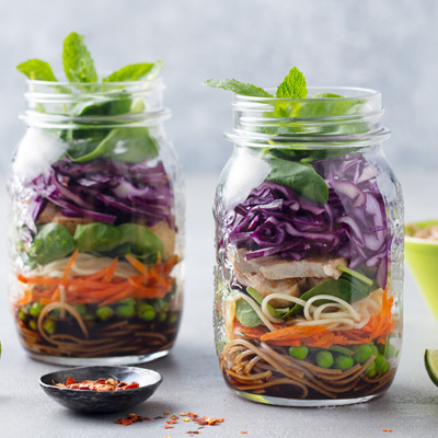 Stemningsbillede: To wire-frame krukker bruges til madlavning