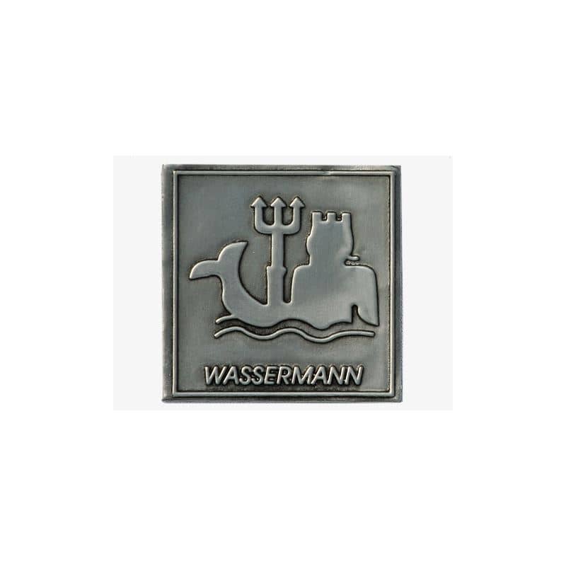 Tinlabel 'Wassermann', kvadratisk, metal, sølv Tinlabel 'Wassermann', kvadratisk, metal, sølv